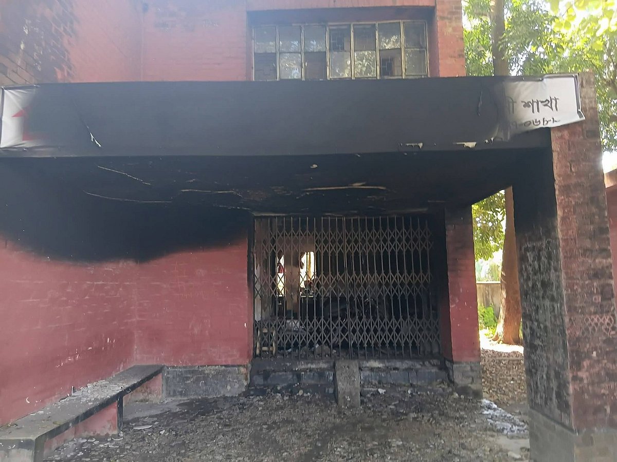 আগুনে পুড়ে গেছে ফেনী গ্রামীণ ব্যাংক ভবনের একাংশ