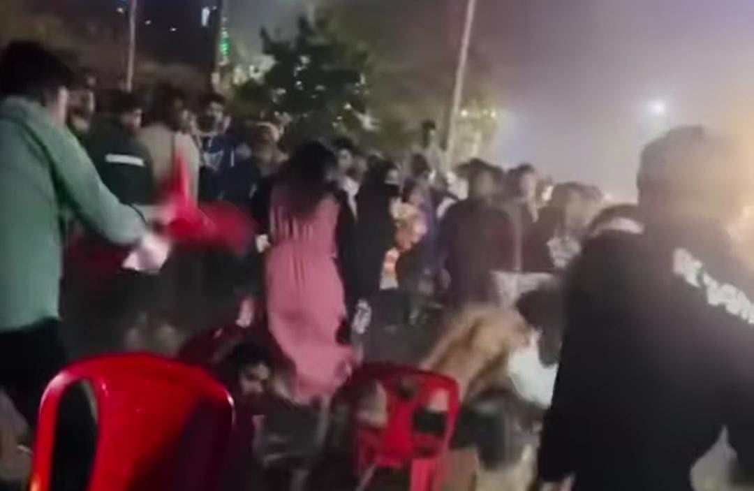 মেলায় দুই নারীকে চেয়ার দিয়ে  পেটাচ্ছেন এক যুবক