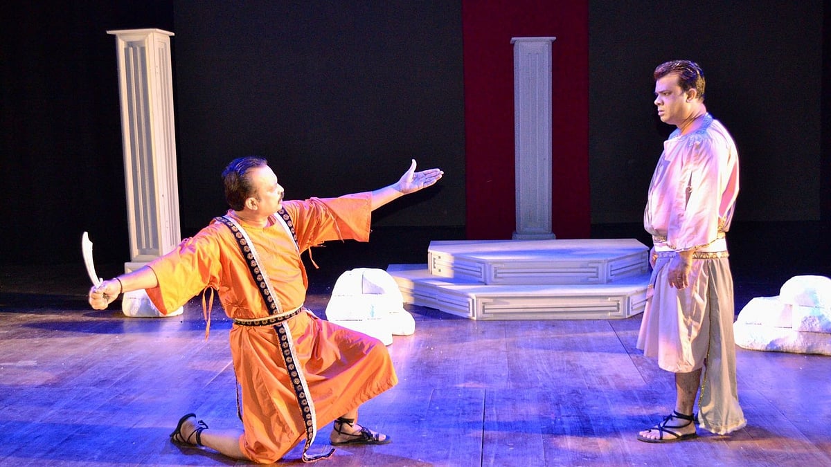 ‘জুলিয়াস সিজার’ নাটকের একটি দৃশ্য। ছবি: নাট্যতীর্থের সৌজন্যে