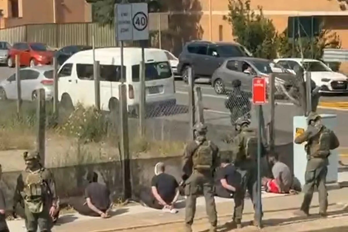 গ্রেপ্তারের পর সন্দেহভাজনদের সারিবদ্ধভাবে বসিয়ে রাখা হয়েছে