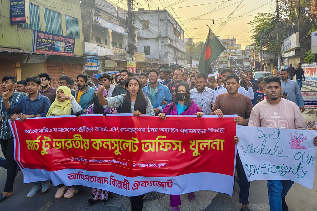 খুলনায় মার্চ টু ভারতীয় সহকারী হাইকমিশন কর্মসূচি পালিত হয়েছে। আজ বৃহস্পতিবার বিকেলে নগরের রয়েল মোড় এলাকায়