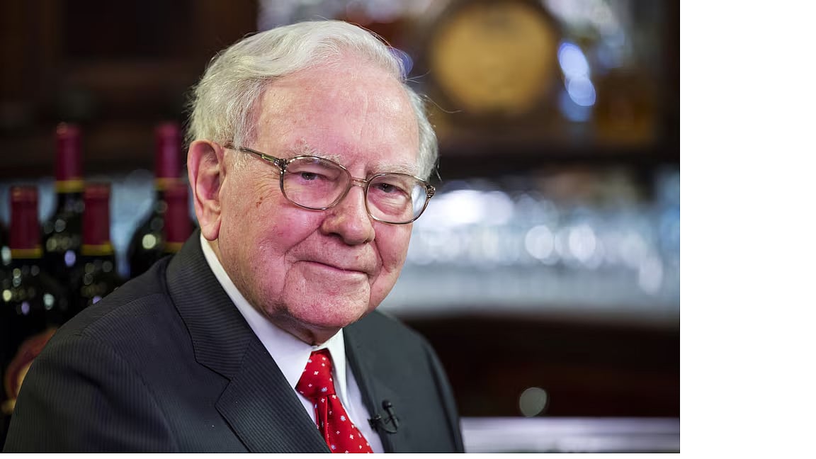 একটি সাক্ষাৎকার দেওয়ার আগে ওয়ারেন বাফেট। নিউইয়র্কে, ৮ সেপ্টেম্বর ২০১৫ সালে