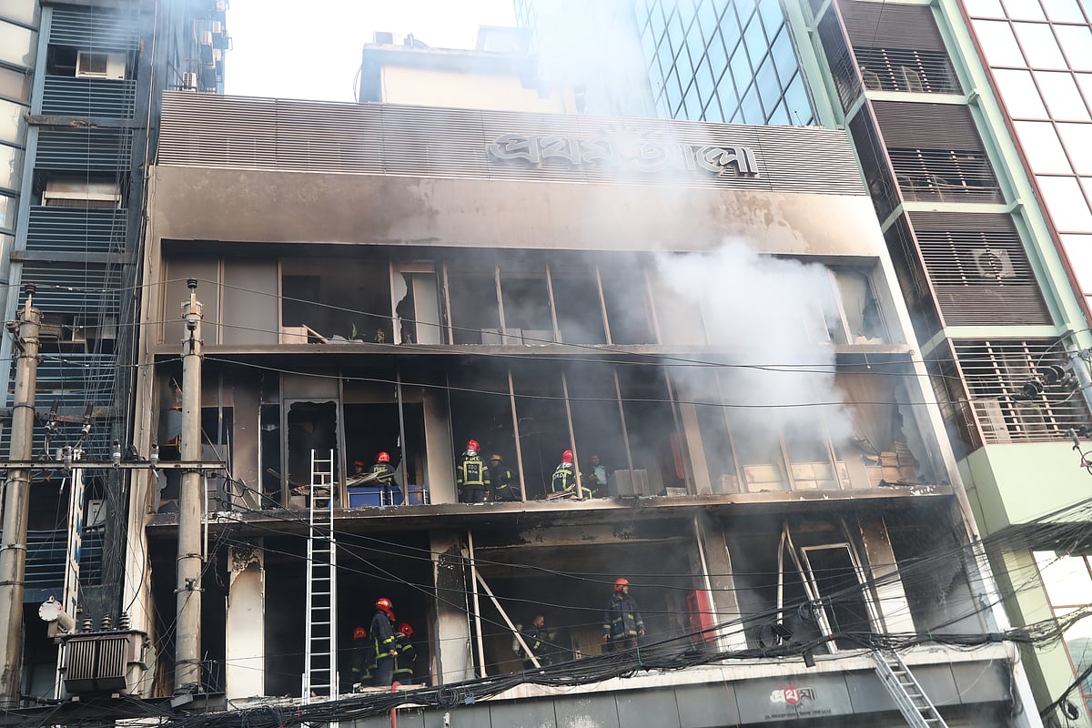 সন্ত্রাসী হামলায় ভস্মীভূত প্রথম আলোর প্রধান কার্যালয়