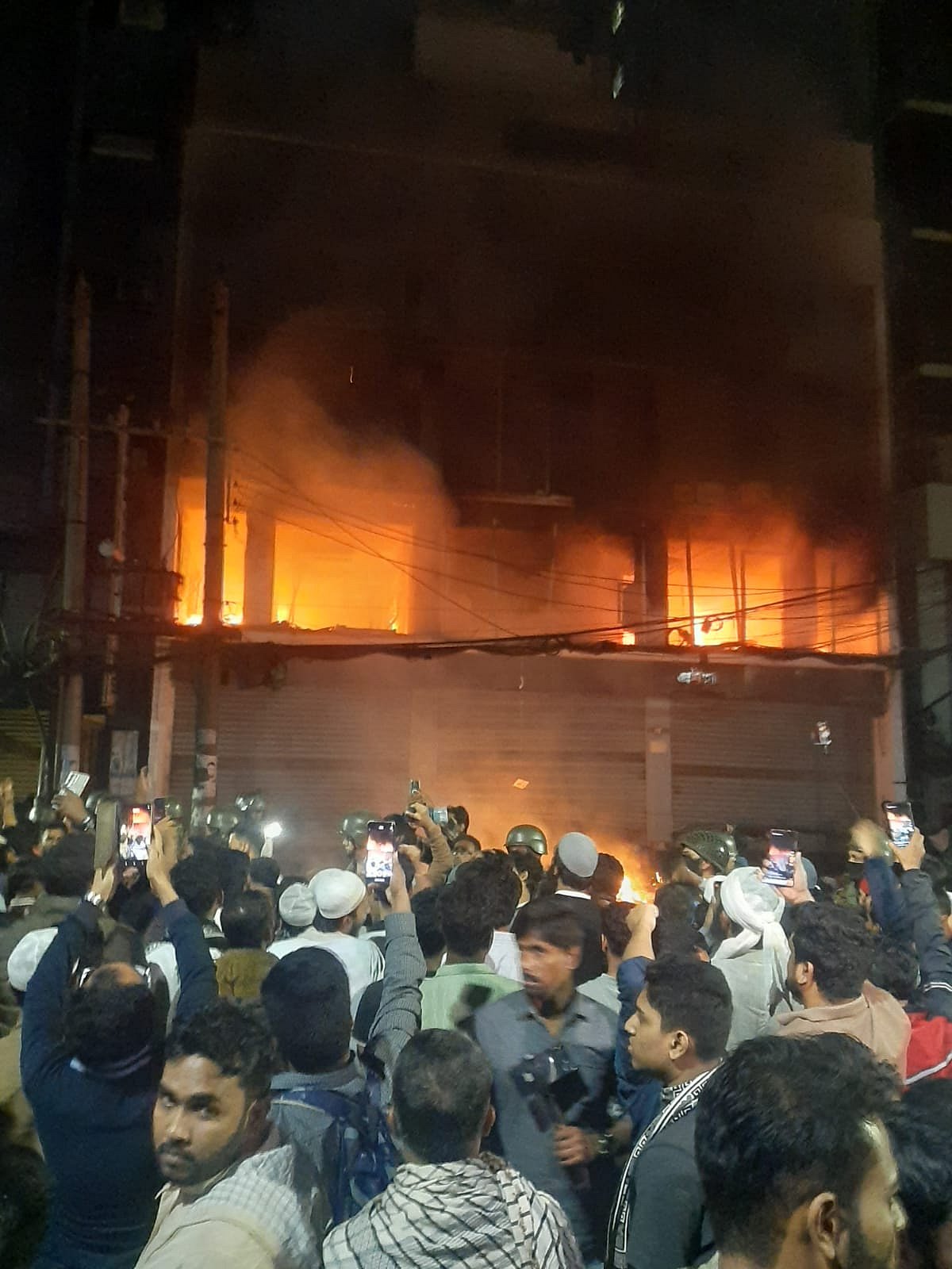 প্রধান কার্যালয়ের ভেতরে আগুন জ্বলছে
 