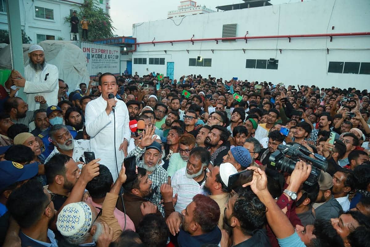 নিরাপত্তার শঙ্কায় সরে দাঁড়ানো নারায়ণগঞ্জ-৫ (শহর-বন্দর) আসনে বিএনপি মনোনীত প্রার্থী মোহাম্মদ মাসুদুজ্জামান আবার নির্বাচনে ফেরার ঘোষণা দেন। আজ শুক্রবার বিকেলে নগরের তল্লা এলাকায়