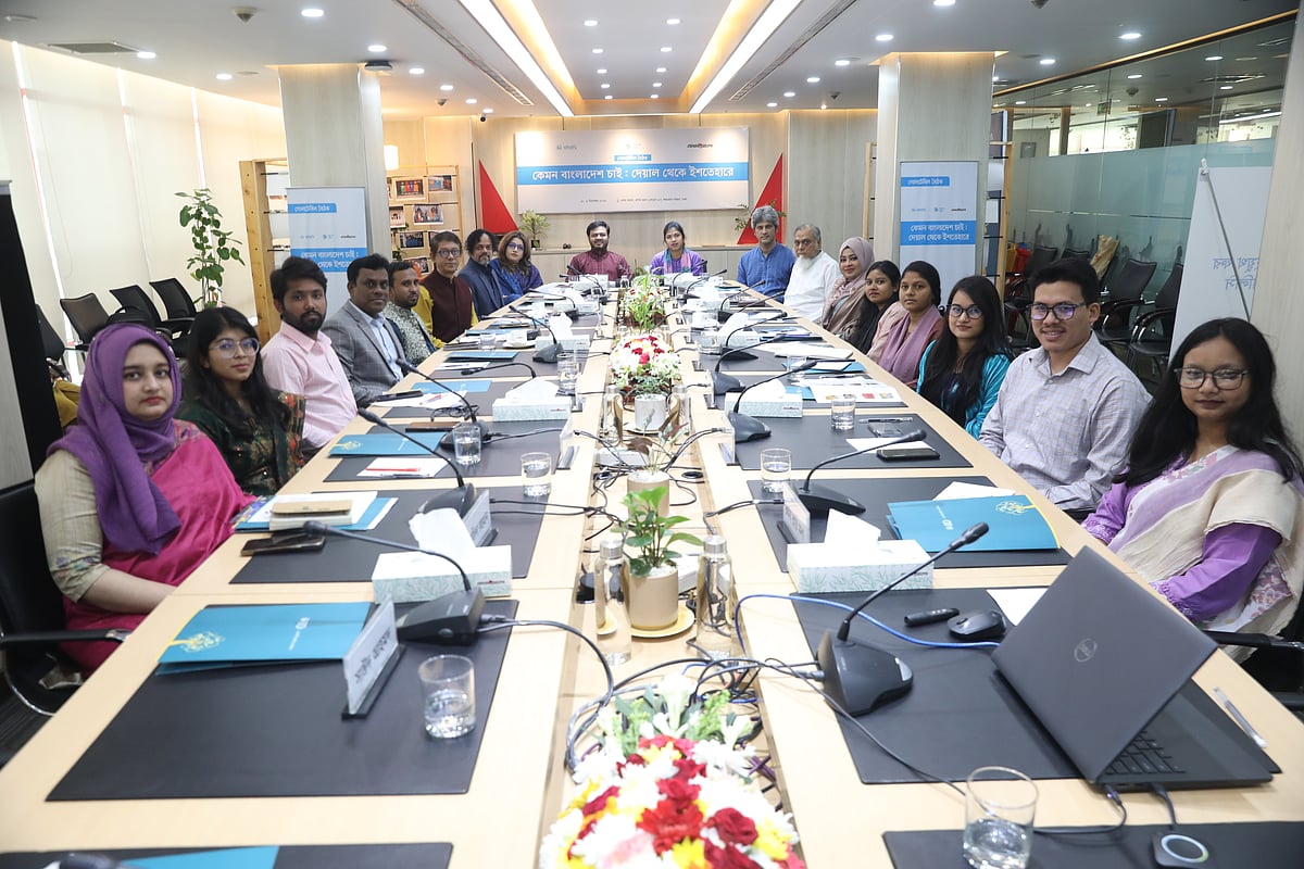 ‘কেমন বাংলাদেশ চাই: দেয়াল থেকে ইশতেহারে’ শীর্ষক গোলটেবিল বৈঠকে অংশগ্রহণকারীরা। ৮ ডিসেম্বর ২০২৫ ঢাকার প্রথম আলো কার্যালয়ে