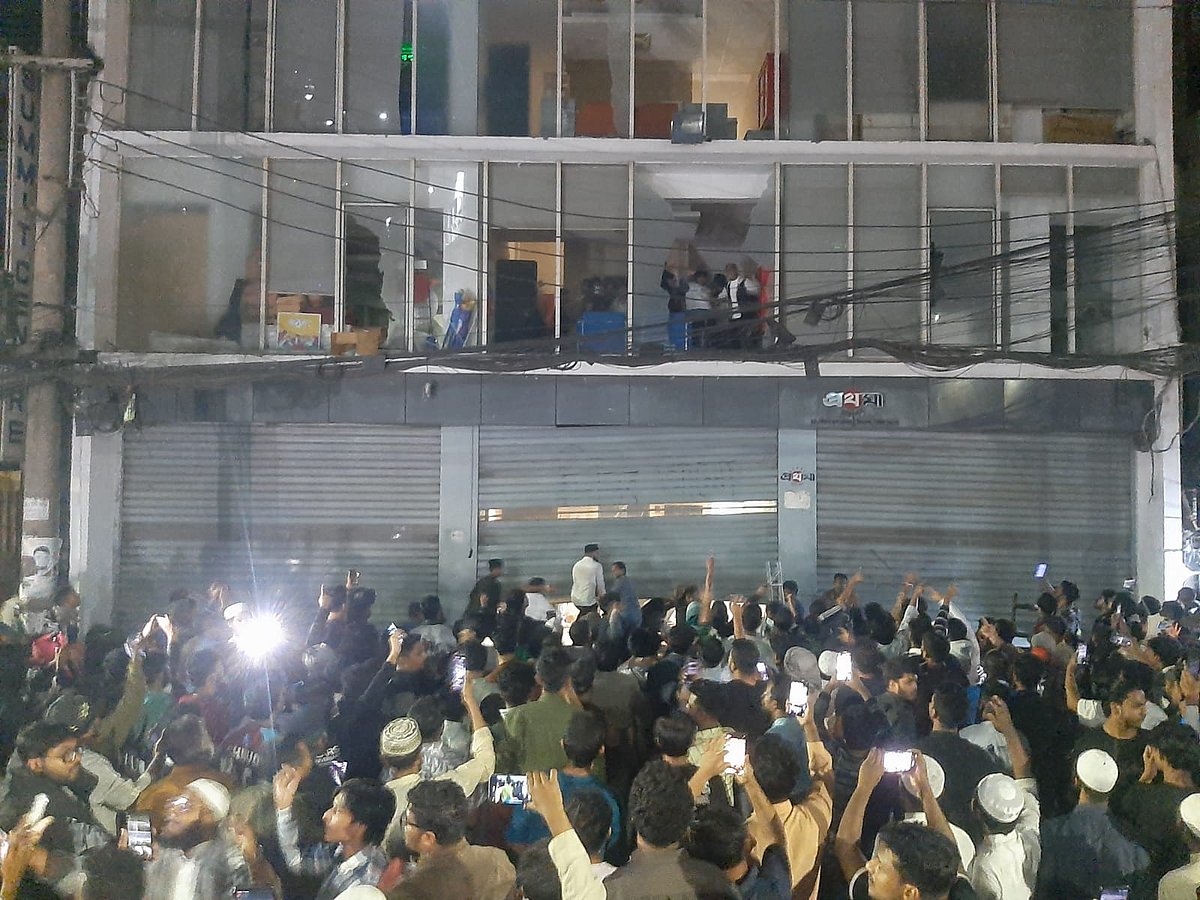 সন্ত্রাসী হামলায় আক্রান্ত প্রথম আলো