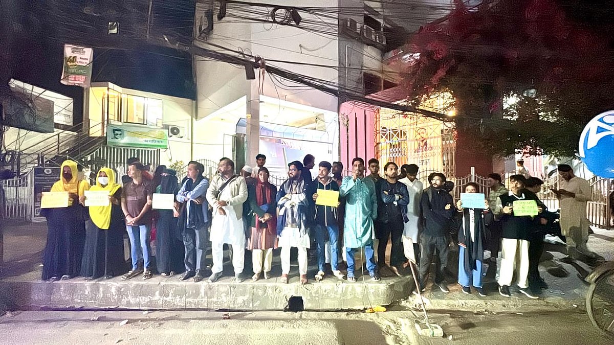 ওসমান হাদি হত্যার বিচার এবং প্রথম আলো, ডেইলি স্টার ও ছায়ানটে হামলায় জড়িতদের গ্রেপ্তারের দাবিতে গণসংহতি আন্দোলন নগরের প্রেসক্লাব চত্বরে বিক্ষোভ সমাবেশ করে। চট্টগ্রাম, ১৯ ডিসেম্বর