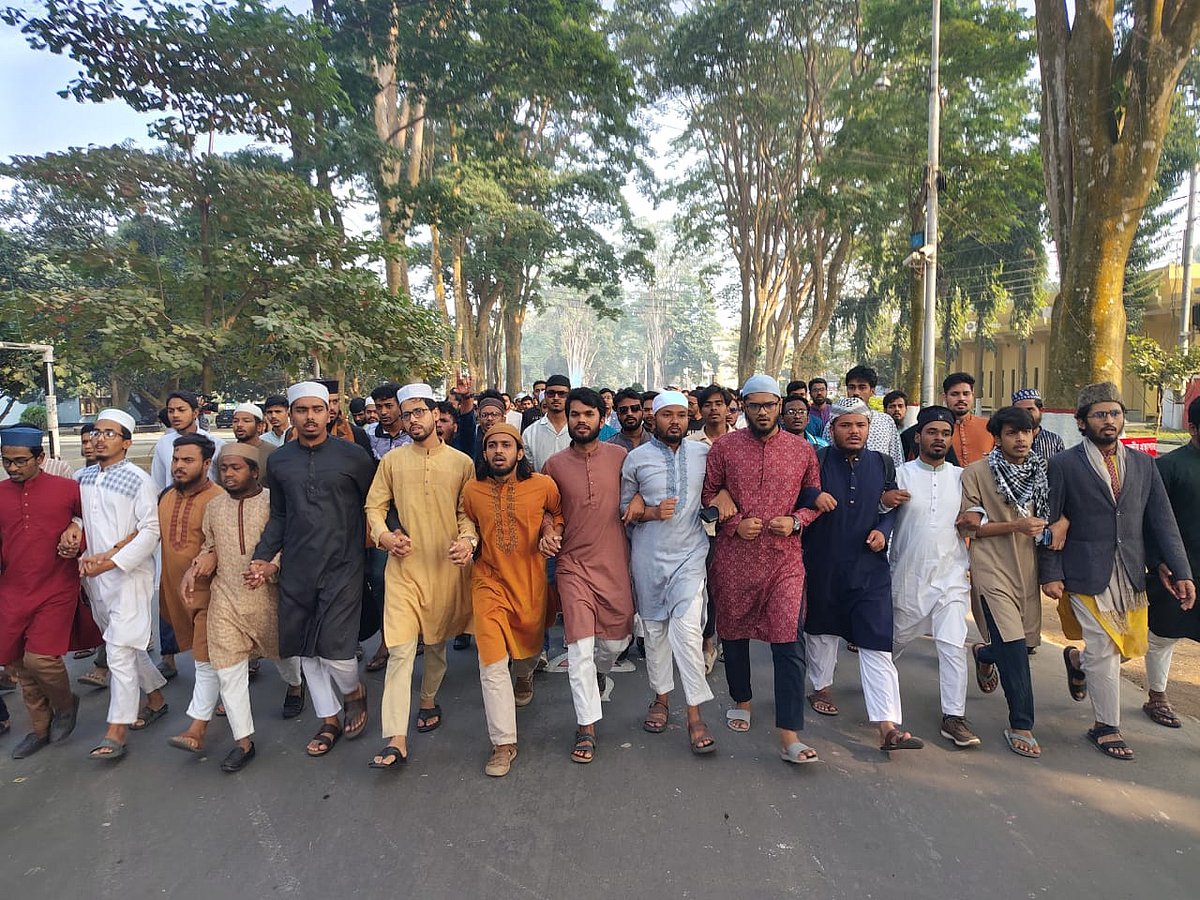 ওসমান হাদির হত্যাকাণ্ডের বিচারের দাবিতে রাজশাহী বিশ্ববিদ্যালয়ে বিক্ষোভ মিছিল। শুক্রবার দুপুরে বিশ্ববিদ্যালয়ের প্যারিস রোডে