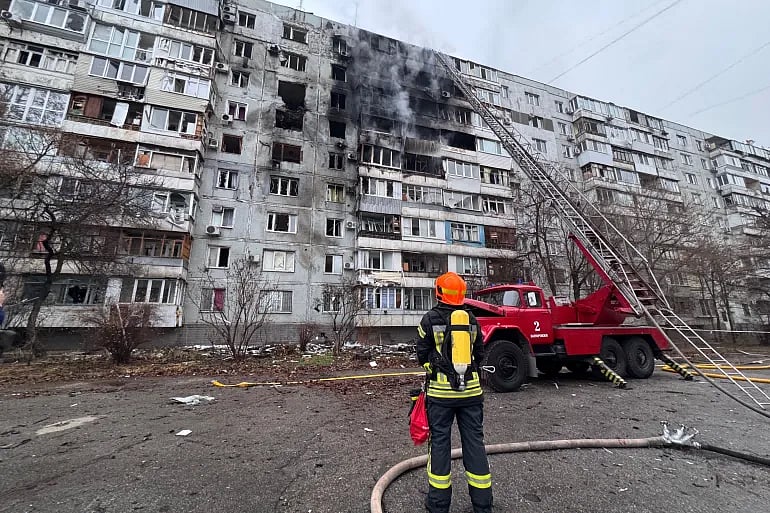 ইউক্রেনের জাপোরিঝঝিয়ায় রাশিয়ার হামলায় একটি ভবনে আগুন ধরে যায়। ফায়ার সার্ভিসের কর্মীরা আগুন নিয়ন্ত্রণে কাজ করছেন। ১৬ ডিসেম্বর
