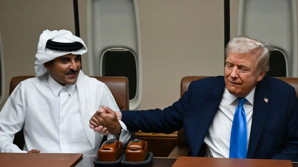 কাতারের আমির শেখ তামিম বিন হামাদ আল-থানিকে শুভেচ্ছা জানাচ্ছেন যুক্তরাষ্ট্রের প্রেসিডেন্ট ডোনাল্ড ট্রাম্প। কাতারের রাজধানী দোহায় মার্কিন প্রেসিডেন্টকে বহনকারী উড়োজাহাজ এয়ার ফোর্স ওয়ানে এক বৈঠকে, ২৫ অক্টোবর ২০২৫