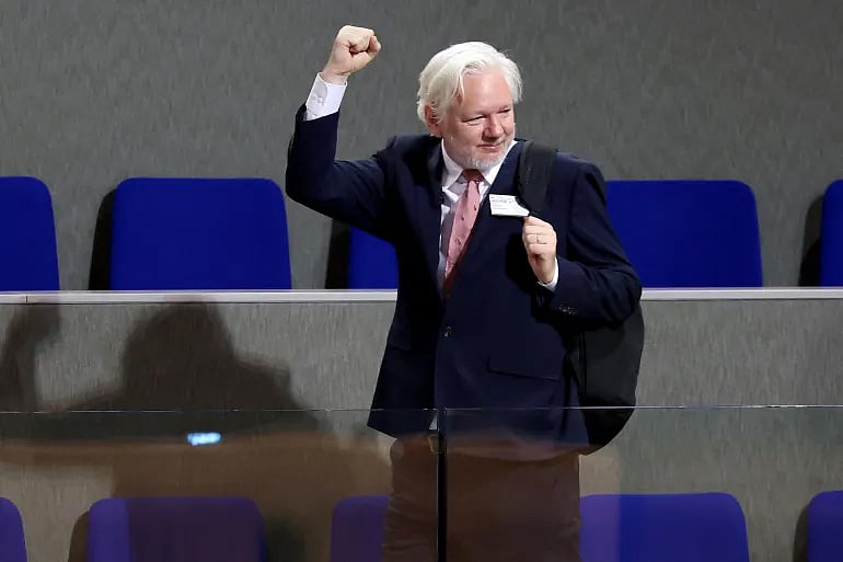 উইকিলিকসের প্রতিষ্ঠাতা জুলিয়ান অ্যাসাঞ্জ। ফ্রান্সে, ২ অক্টোবর ২০২৪