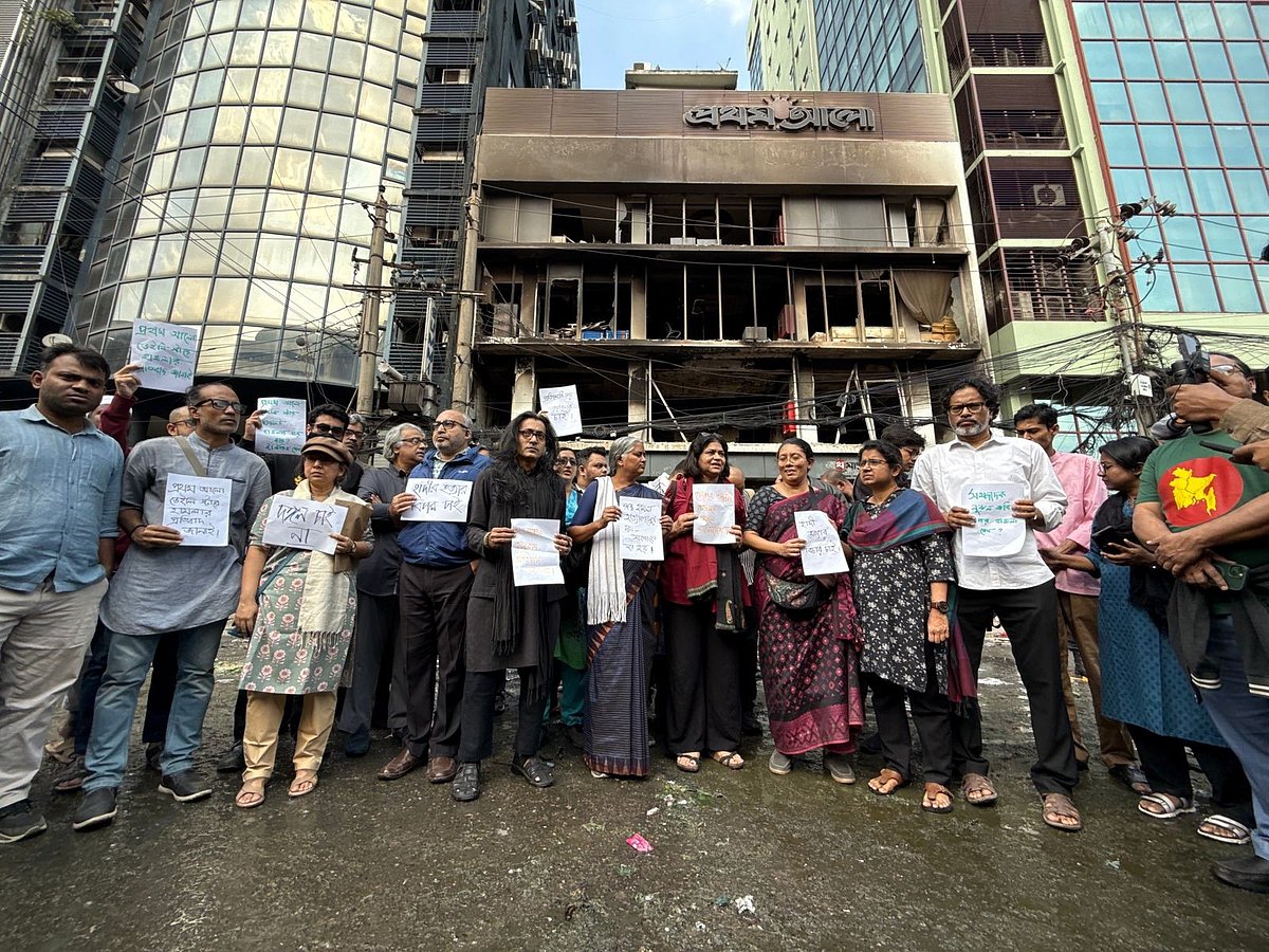 গণমাধ্যম ও সাংস্কৃতিক প্রতিষ্ঠানে হামলার প্রতিবাদে আজ শুক্রবার প্রথম আলোর কার্যালয়ের সামনে প্রতিবাদ সমাবেশে নাগরিক সমাজ