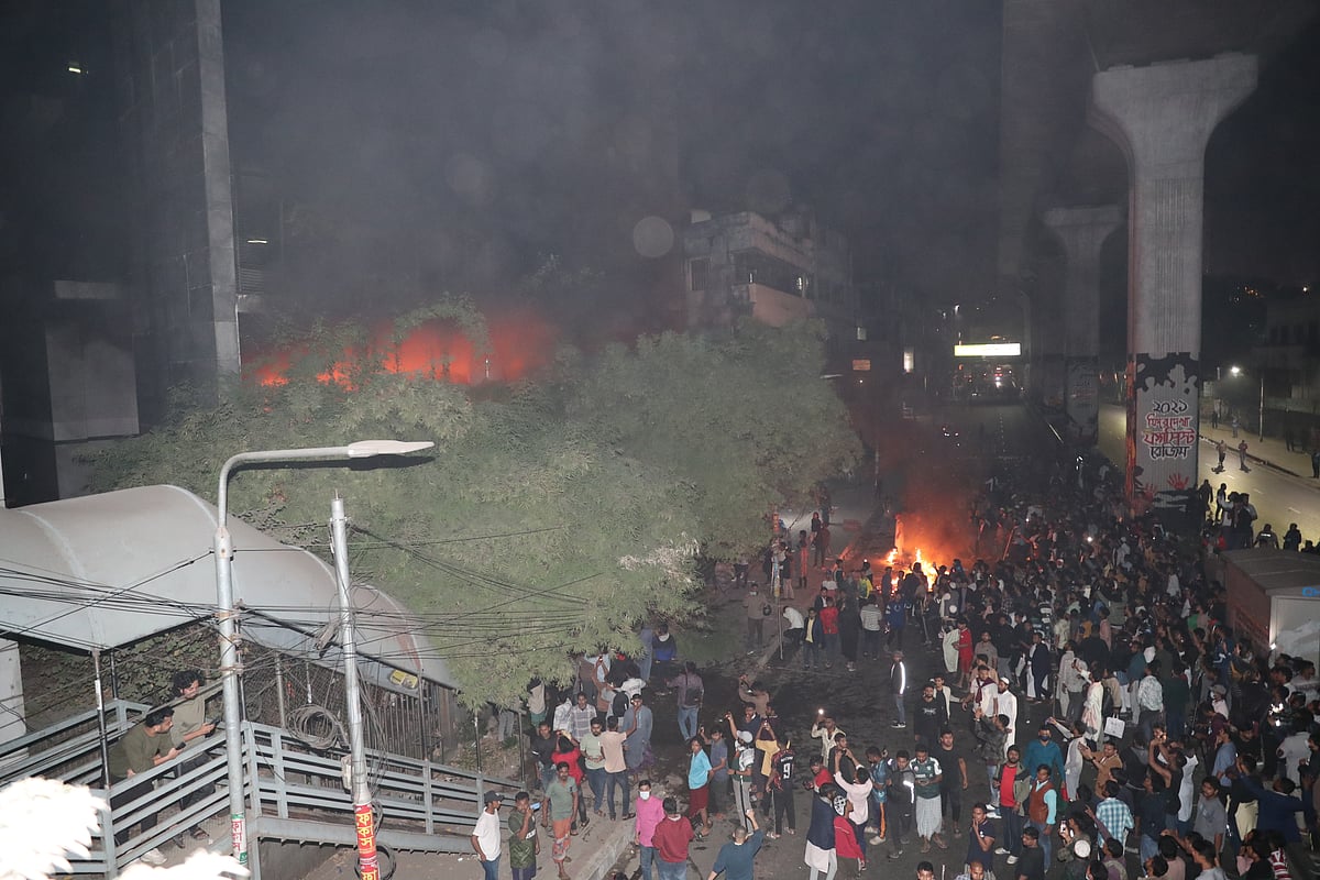 ডেইলি স্টারও আক্রান্ত, সংবাদকর্মীদের রুদ্ধশ্বাস উৎকণ্ঠা