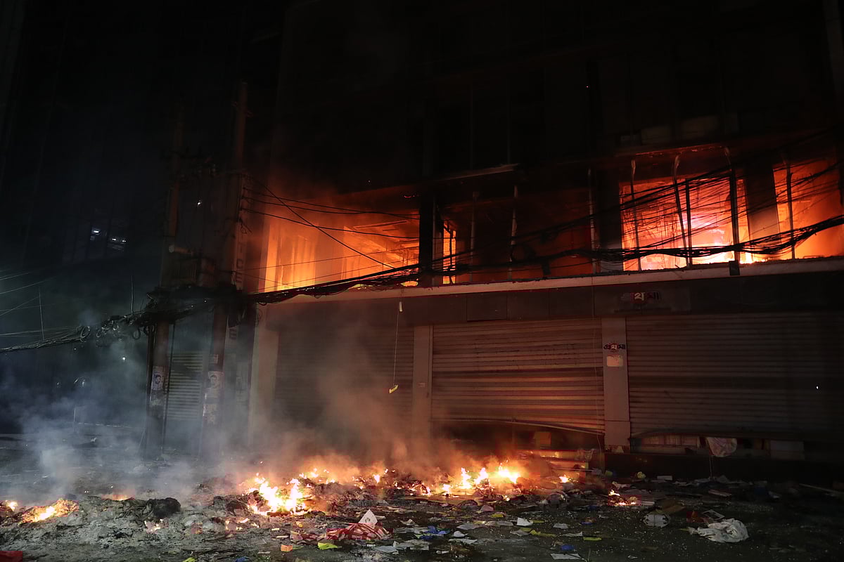 প্রথম আলোর কার্যালয়ে আগুন। বৃহস্পতিবার মধ্যরাতে