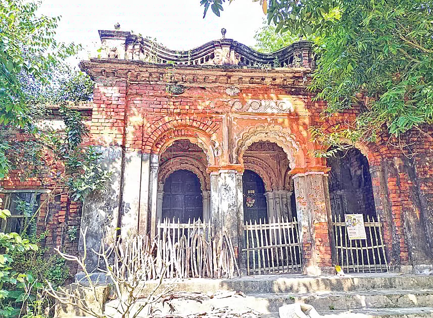 সিরাজগঞ্জের রায়গঞ্জ উপজেলার মকিমপুর গ্রামে রয়েছে এই জমিদারবাড়ি