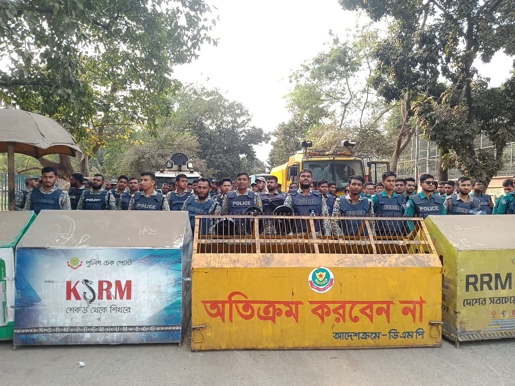 রাজধানীর নতুন বাজার থেকে গুলশান অ্যাভিনিউর প্রবেশমুখে আইনশৃঙ্খলা বাহিনীর ব্যাপক উপস্থিতি। ১৯ ডিসেম্বর ২০২৫