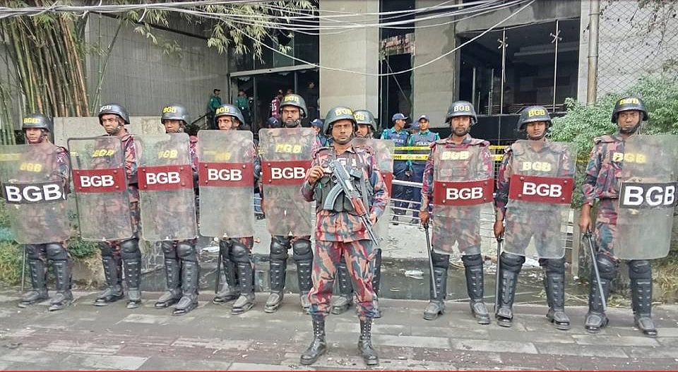 রাজধানীর কারওয়ান বাজার এলাকায় বিজিবির সদস্যদের অবস্থান