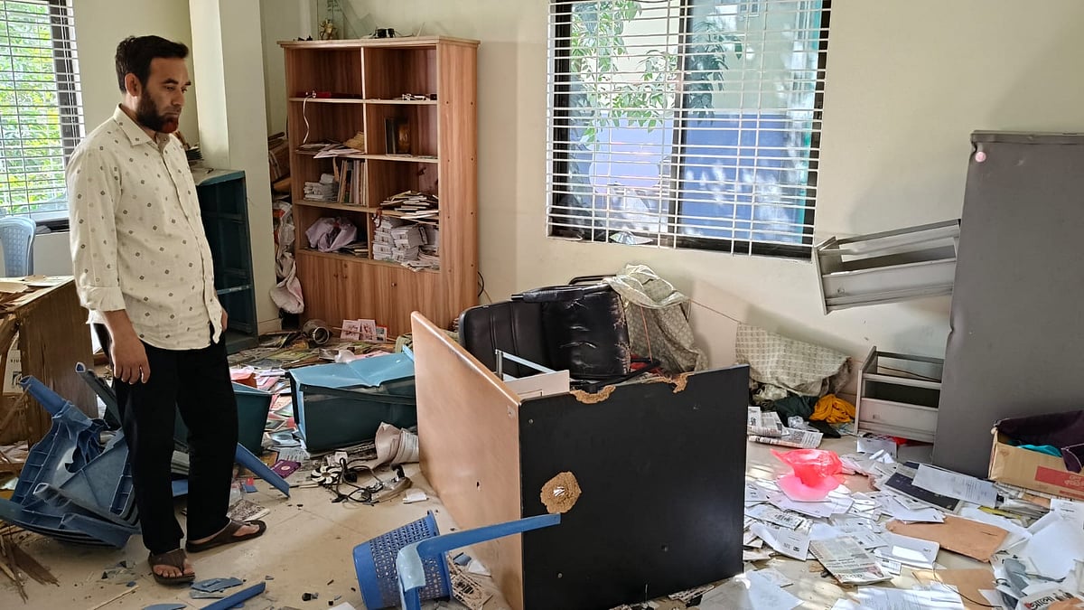 দেশের বিভিন্ন জায়গায় প্রথম আলোর কার্যালয়ে হামলা ও প্রতিবাদ