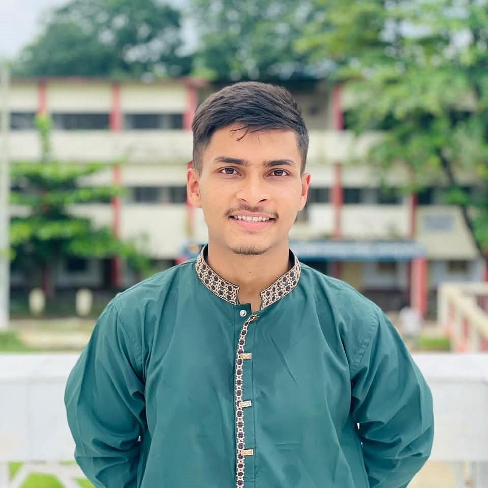 শহীদ ইশমামুলের বড়ভাই মুহিবুল হক(২২)। ছুরিকাঘাতে আহত হন তিনি