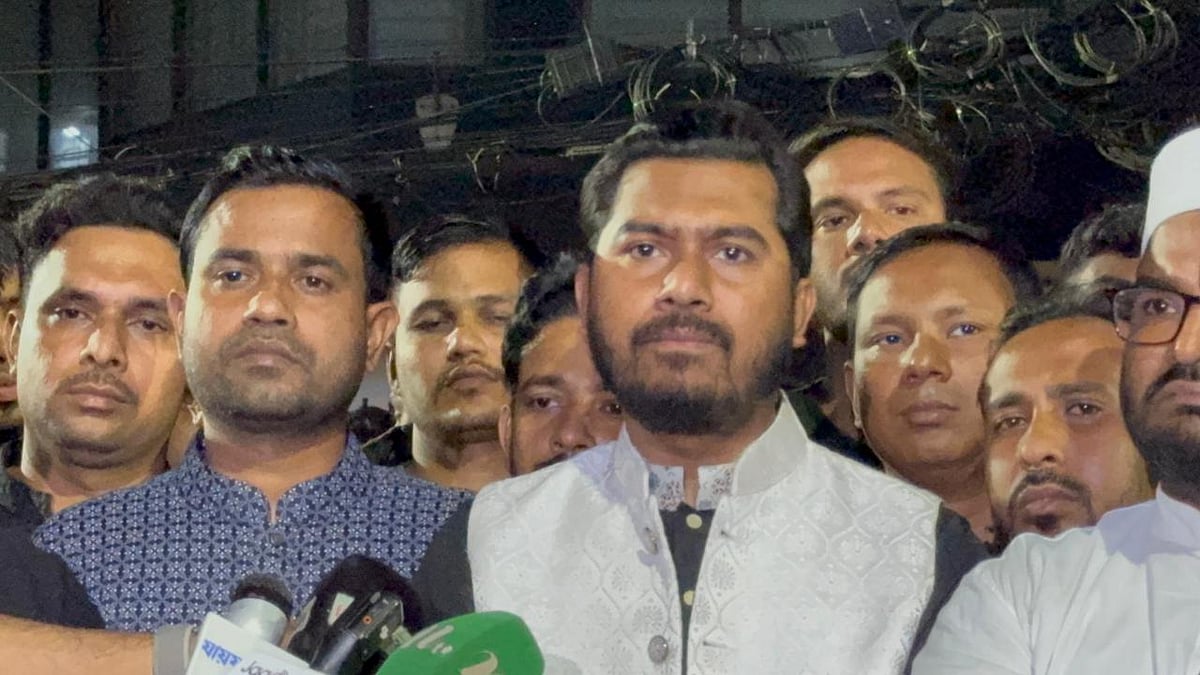 অগ্নিসংযোগে ক্ষতিগ্রস্ত প্রথম আলো কার্যালয় পরিদর্শন শেষে সাংবাদিকদের সঙ্গে কথা বলেন গণ অধিকার পরিষদের সভাপতি নুরুল হক