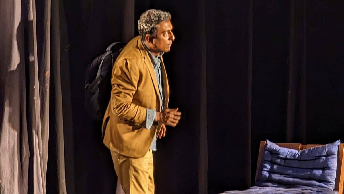 ‘কণ্ঠনালীতে সূর্য’ নাটকের দৃশ্যে দীপক সুমন। ছবি: তীরন্দাজ রেপার্টরির সৌজন্যে