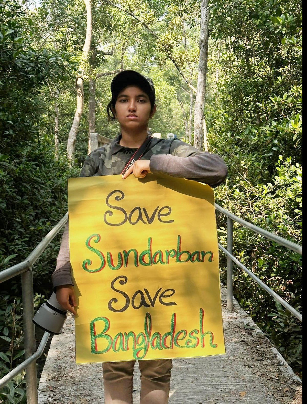 প্ল্যাকার্ড হাতে বনজঙ্গলে ঘোরেন পূর্ণতা