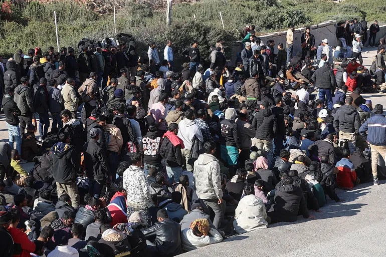 ক্রিট দ্বীপের রেথিমনো শহরের একটি অস্থায়ী আশ্রয়কেন্দ্রের বাইরে উদ্ধার আশ্রয়প্রার্থীরা