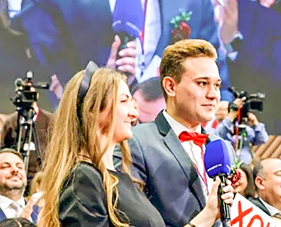 পুতিনের সংবাদ সম্মেলন চলাকালে প্রেমিকাকে বিয়ের প্রস্তাব দিচ্ছেন এক রুশ সাংবাদিক