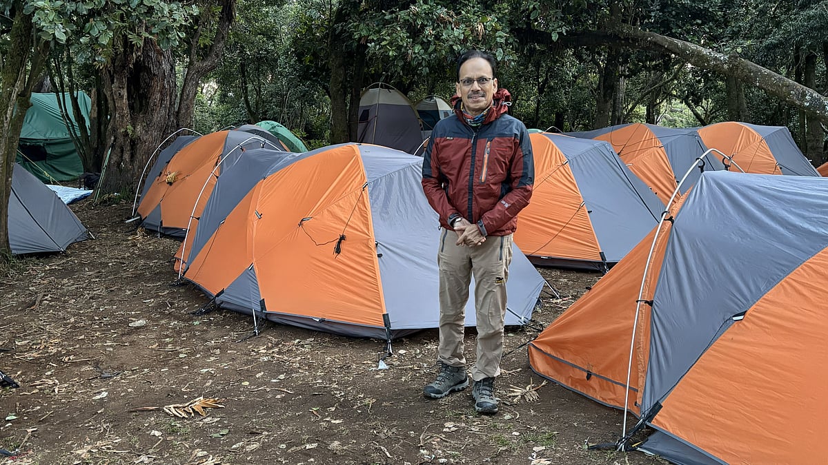 গাছের ছায়ায় প্রথম দিনের ক্যাম্প