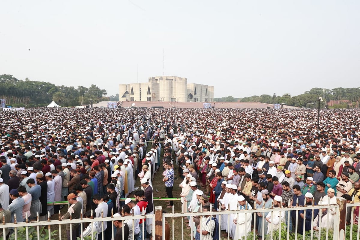 ইনকিলাব মঞ্চের আহ্বায়ক শরিফ ওসমান হাদির জানাজায় তাঁর রুহের মাগফিরাত কামনা করেন লাখ লাখ মানুষ। গতকাল বেলা আড়াইটায় জাতীয় সংসদের দক্ষিণ প্লাজায়