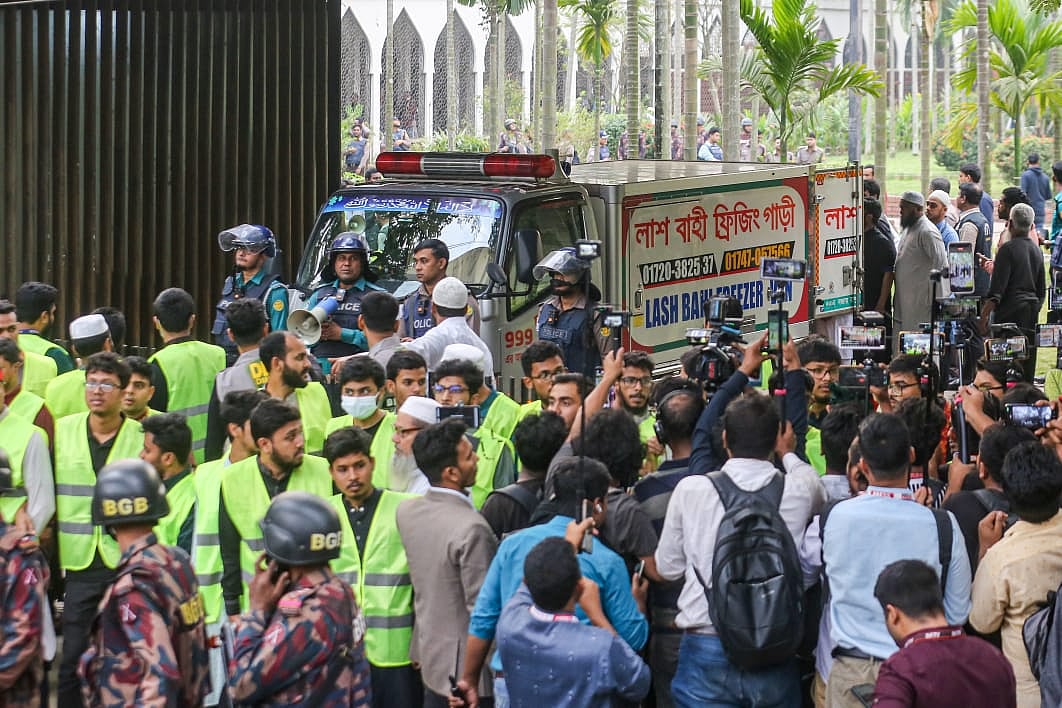 ওসমান হাদির মরদেহ দাফনের জন্য নেওয়া হয় ঢাকা বিশ্ববিদ্যালয়ের কেন্দ্রীয় মসজিদ সংলগ্ন জাতীয় কবির সমাধির পাশে । আজ শনিবার বিকেলে  