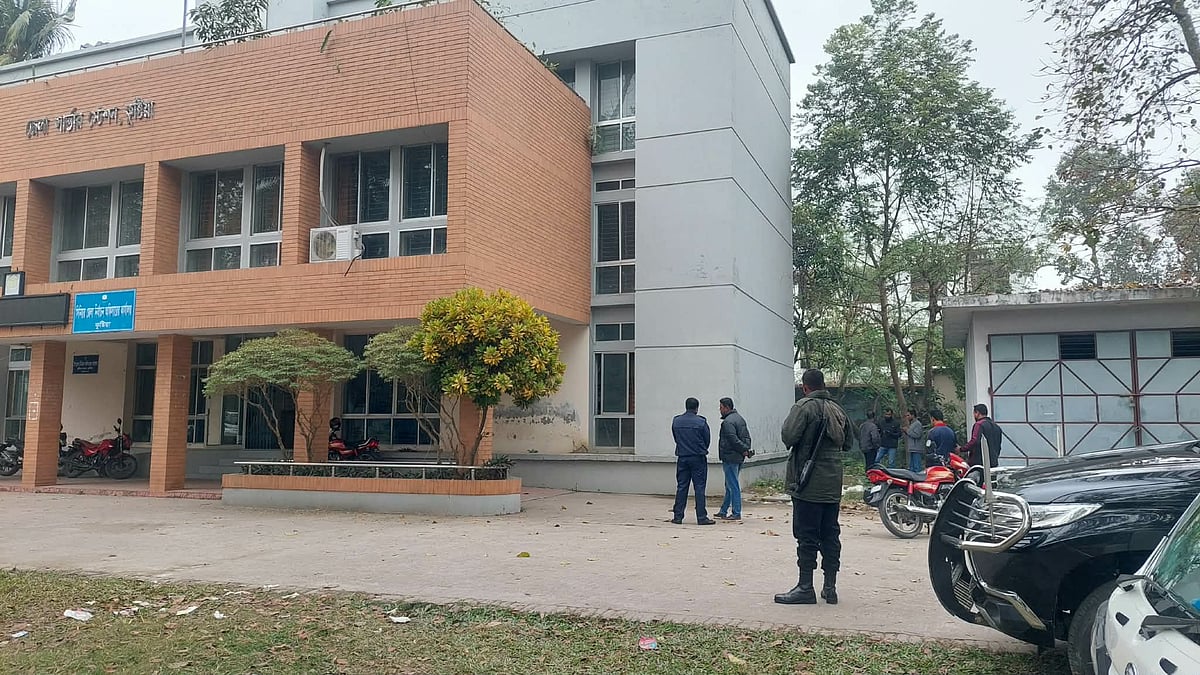 কুষ্টিয়ায় নির্বাচন অফিসারের কার্যালয়ে আগুন দিয়েছে দুর্বৃত্তরা। আজ শনিবার সকালে