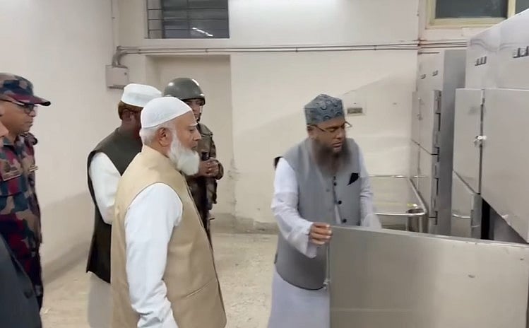 জাতীয় হৃদ্‌রোগ ইনস্টিটিউটের হিমঘরে রাখা ইনকিলাব মঞ্চের আহ্বায়ক শরিফ ওসমান বিন হাদির মরদেহ দেখতে যান জামায়াতের আমির শফিকুর রহমান। আজ শনিবার সকালে