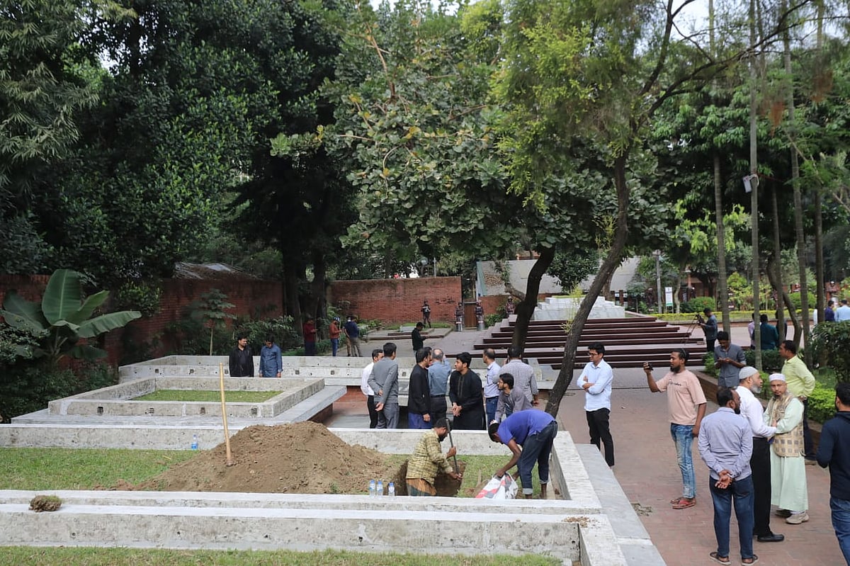 জাতীয় কবি কাজী নজরুল ইসলামের সমাধির পাশে শরিফ ওসমান বিন হাদির মরদেহ দাফনের প্রস্তুতি চলছে। আজ শনিবার দুপুরে
