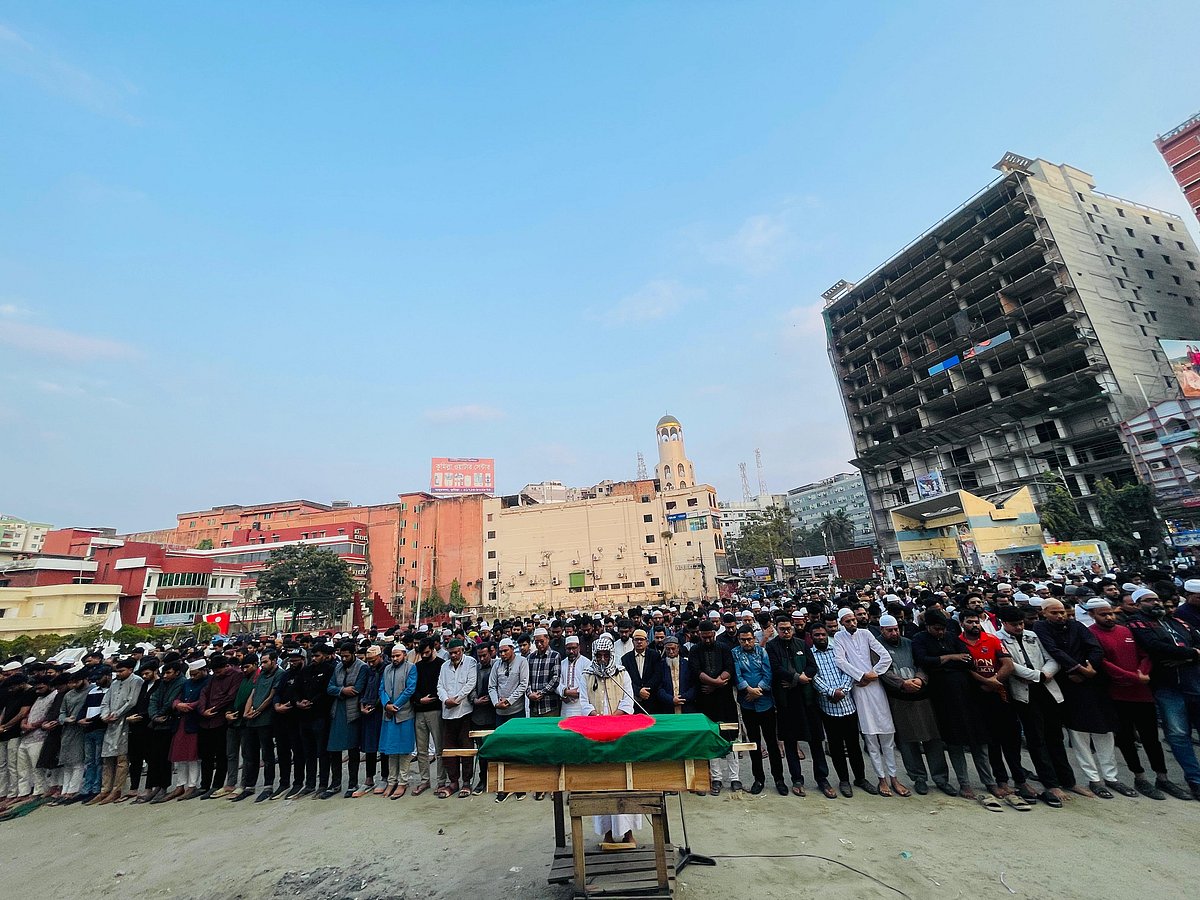 কুমিল্লায় ইনকিলাব মঞ্চের মুখপাত্র শরিফ ওসমান হাদির গায়েবানা জানাজা অনুষ্ঠিত হয়েছে। শনিবার বিকেলে নগরের টাউন হল মাঠে