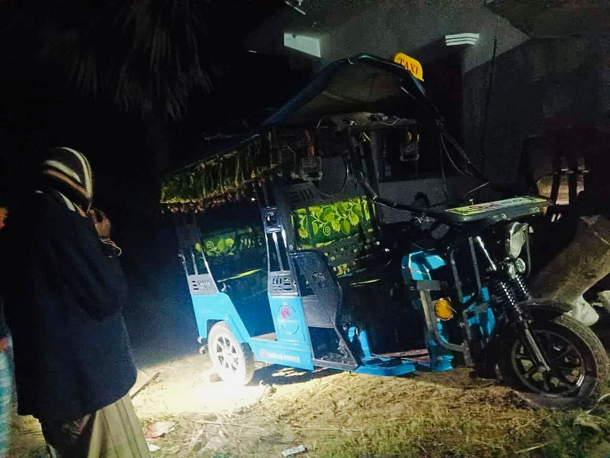 দুর্ঘটনার পর ইজিবাইকটি উদ্ধার করে স্থানীয় বাসিন্দারা। গতকাল রাতে তোলা