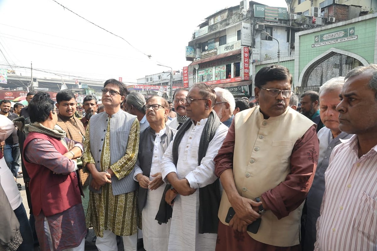 সন্ত্রাসী হামলা ও অগ্নিসংযোগে ক্ষতিগ্রস্ত প্রথম আলোর কার্যালয় পরিদর্শনে মাহমুদুর রহমান মান্নাসহ বিভিন্ন রাজনৈতিক দলের নেতারা। আজ শনিবার সকালে, রাজধানীর কারওয়ান বাজারে