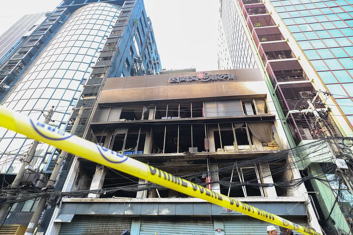 তদন্তের জন্য প্রথম আলো কার্যালয় ঘিরে রেখেছে আইনশৃঙ্খলা রক্ষাকারী বাহিনী। কারওয়ানবাজার, ঢাকা, ২০ ডিসেম্বর