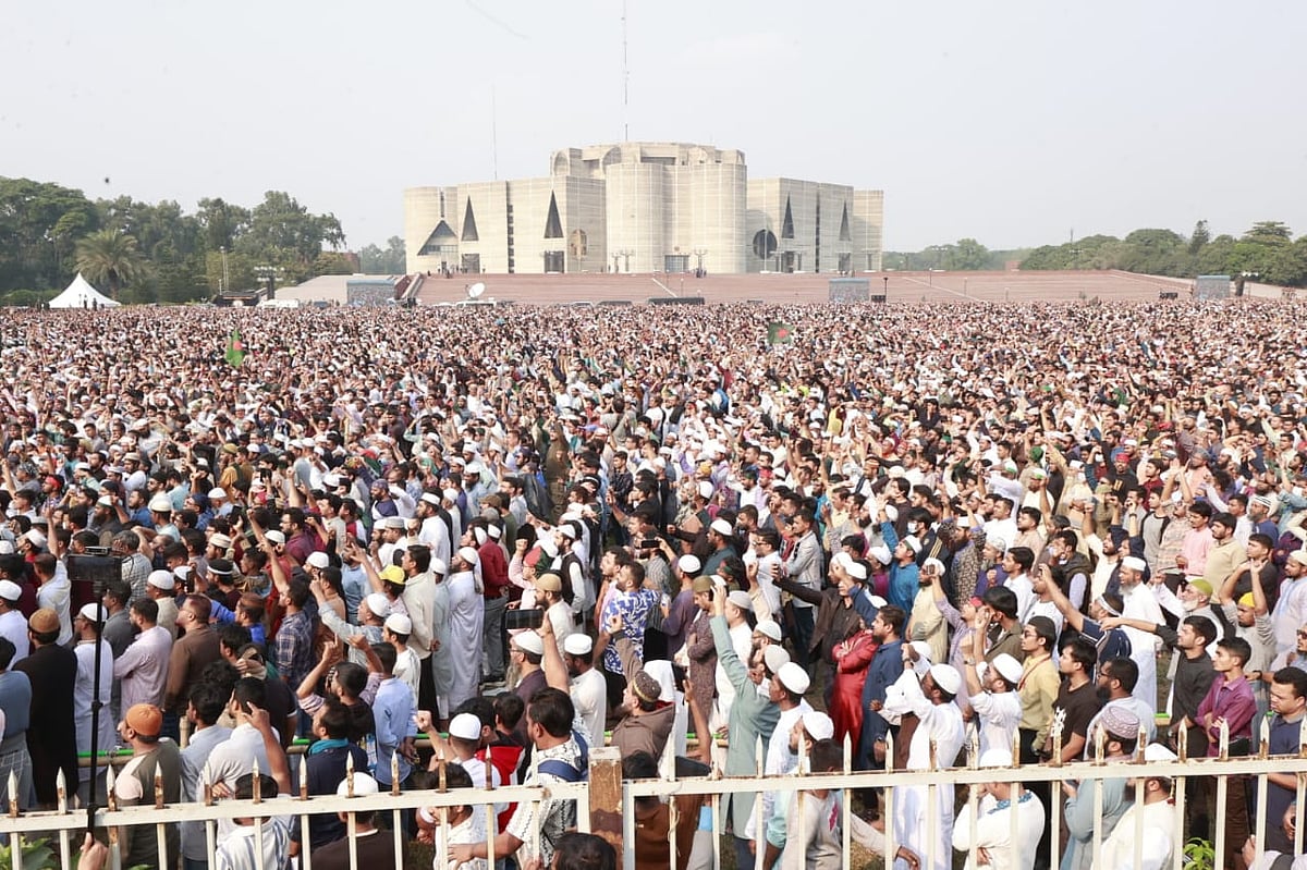 শরিফ ওসমান বিন হাদির জানাজা পড়ান তাঁর বড় ভাই আবু বকর সিদ্দিক। জাতীয় সংসদ ভবনের দক্ষিণ প্লাজা, ঢাকা; ২০ ডিসেম্বর ২০২৫