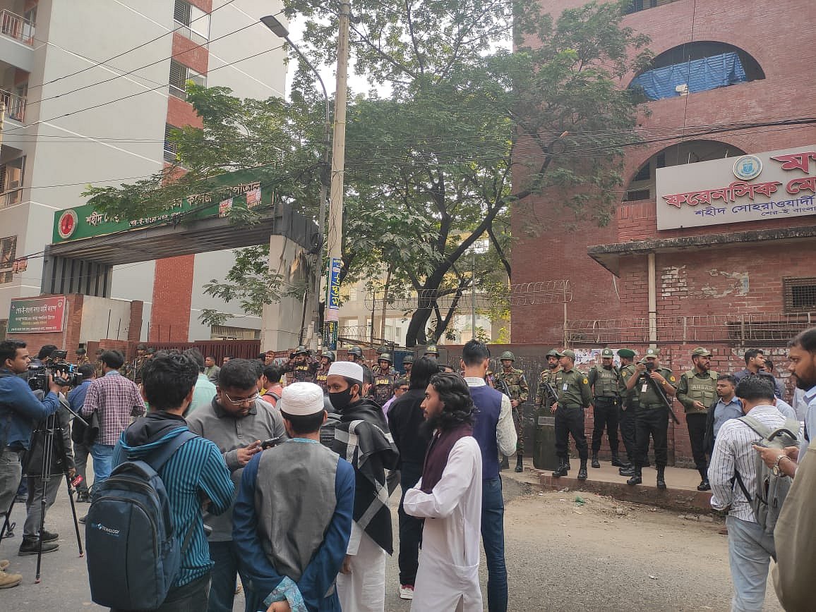 ইনকিলাব মঞ্চের আহ্বায়ক শরিফ ওসমান হাদির মরদেহ রাজধানীর সোহরাওয়ার্দী মেডিকেল কলেজে নেওয়া হয়েছে