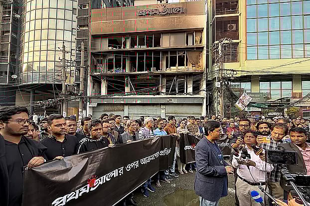 হামলার প্রতিবাদে প্রথম আলো কার্যালয়ের সামনে মানববন্ধন করেন প্রতিষ্ঠানটির কর্মীরা। কারওয়ান বাজার, ঢাকা, ১৯ ডিসেম্বর