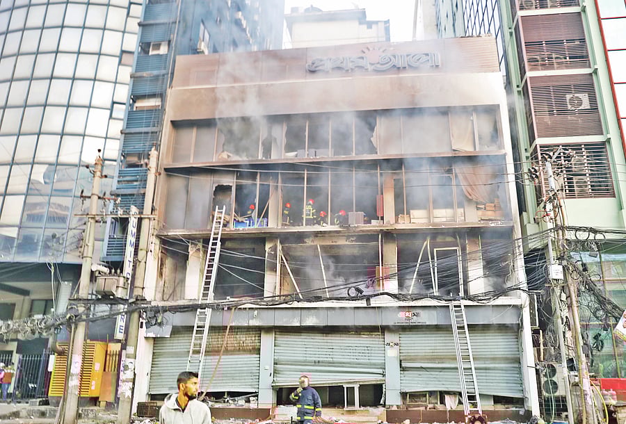 বৃহস্পতিবার রাতে সংগঠিত আক্রমণকারীদের আগুনে পুড়ে যায় প্রথম আলো ভবন