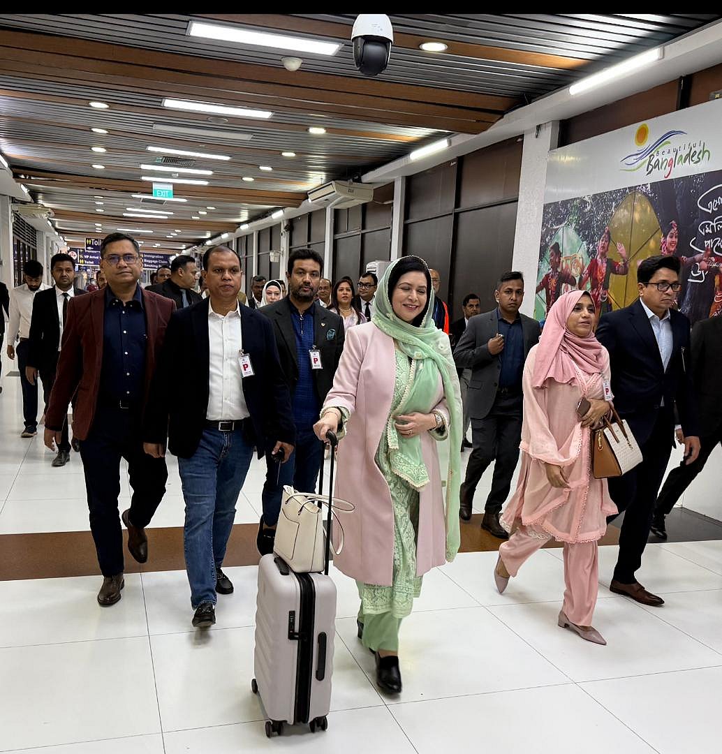 লন্ডনের উদ্দেশে ঢাকা ছাড়ার আগে হজরত শাহজালাল আন্তর্জাতিক বিমানবন্দরে বিএনপির ভারপ্রাপ্ত চেয়ারম্যান তারেক রহমানের স্ত্রী জুবাইদা রহমান