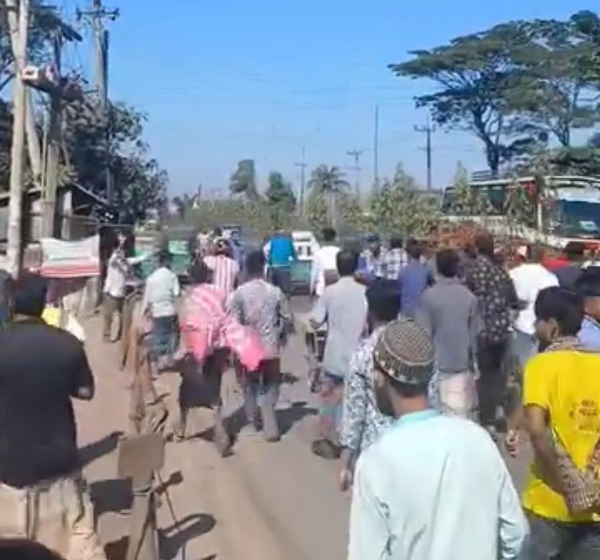 চট্টগ্রামের কর্ণফুলীতে ট্রাফিক পুলিশের অভিযানের সময় হামলার ঘটনা ঘটে
