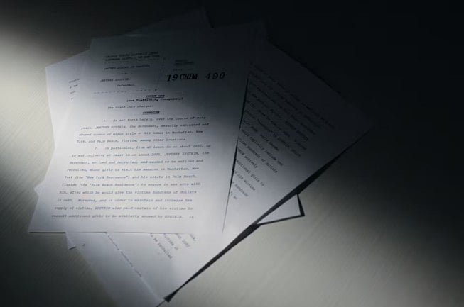 জেফরি এপস্টেইন ও তাঁর ঘনিষ্ঠ সহযোগী গিলেন ম্যাক্সওয়েল