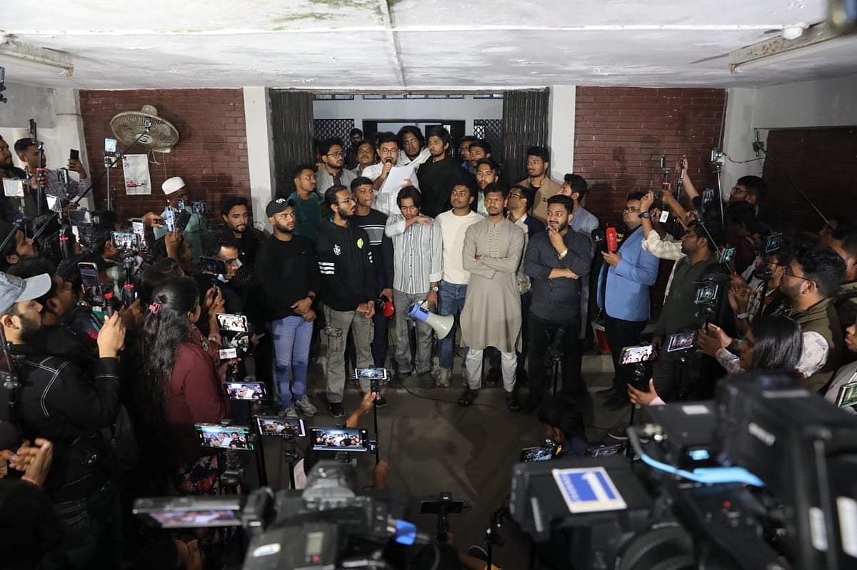 ডাকসু ও হল সংসদের বিভিন্ন পর্যায়ের নেতা ও হলের আবাসিক শিক্ষার্থীরা প্রশাসনিক ভবনের সামনের অবস্থান নেন। ২১ ডিসেম্বর