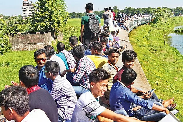 চট্টগ্রাম বিশ্ববিদ্যালয় ভর্তি পরীক্ষা দিতে অনেকে শাটল ট্রেন চলাচল করেন