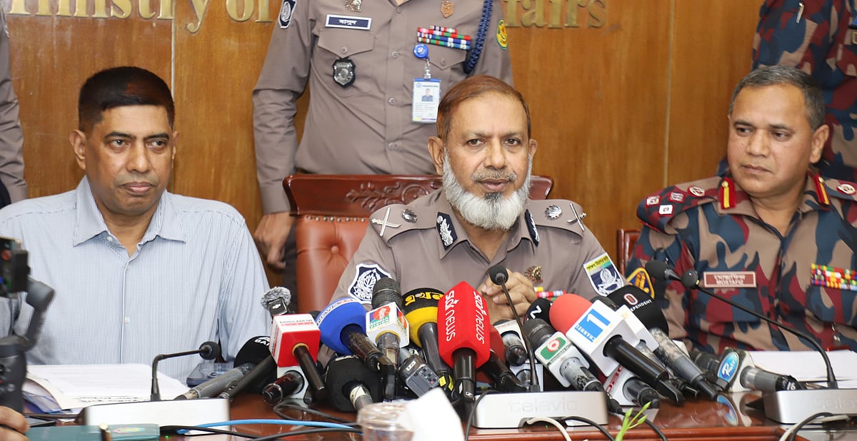 সংবাদ সম্মেলনে পুলিশের অতিরিক্ত মহাপরিদর্শক (অপরাধ ও অপস) খন্দকার রফিকুল ইসলাম। আজ রোববার বিকেলে সচিবালয়ে স্বরাষ্ট্র মন্ত্রণালয়ের সভাকক্ষে