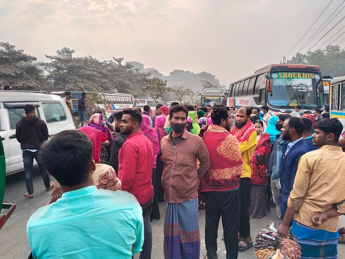 ময়মনসিংহে এক শ্রমিককে তুলে নেওয়ার অভিযোগে বিক্ষোভ করেছেন শ্রমিকেরা। আজ রোববার